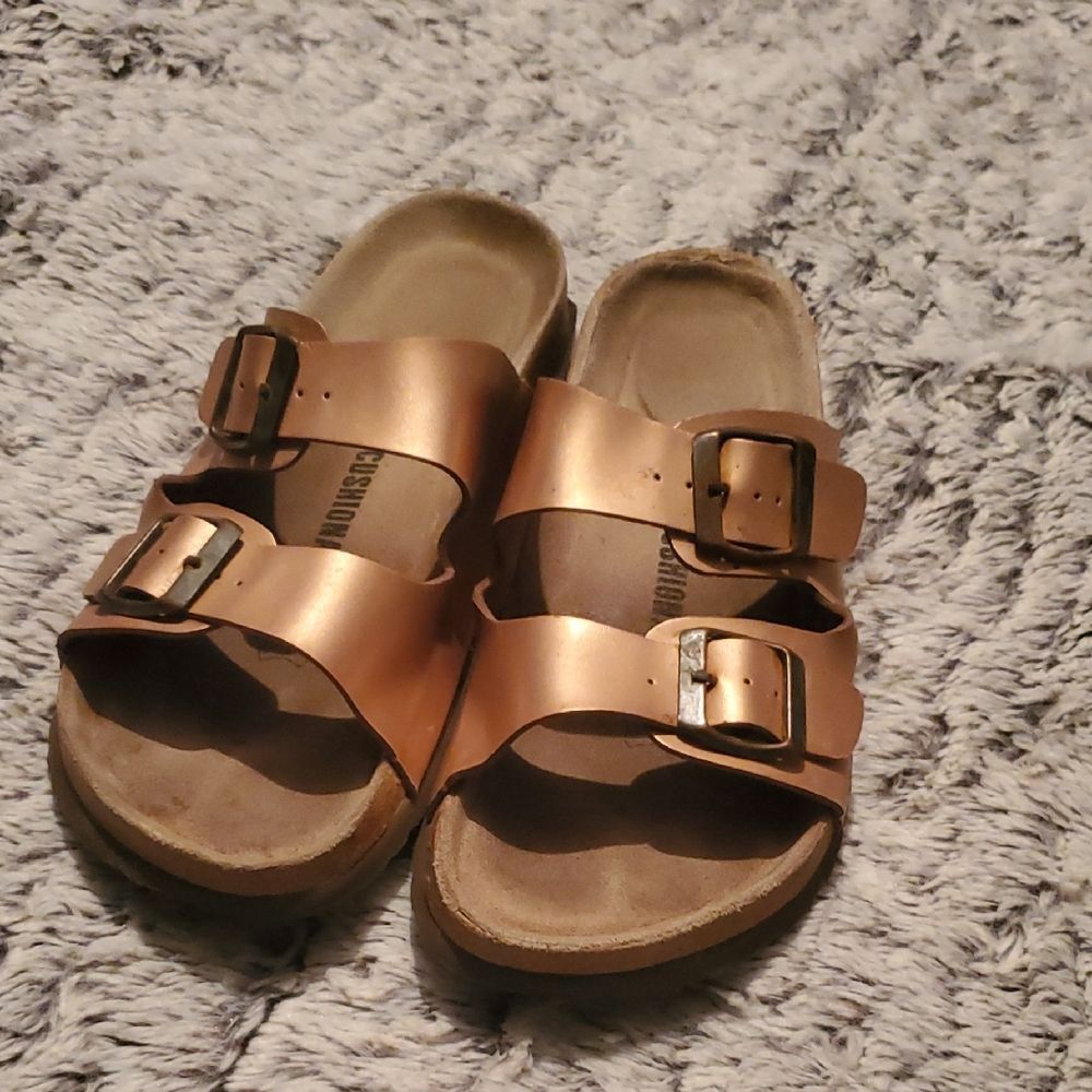 Women's  CUSHIONAIRE Lane Cork Footbed Comfort Sandals Rose Gold Metallic SZ 7.5